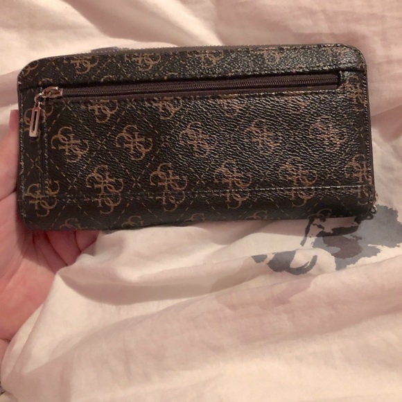 Guess large zip around wallet - Picture 2 of 4